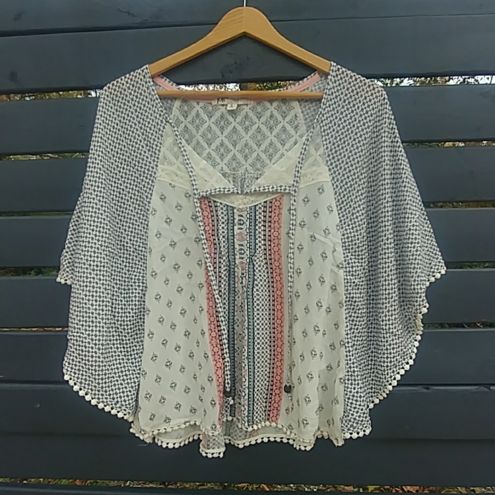 Belk's brand flowy top with round cut sleeves